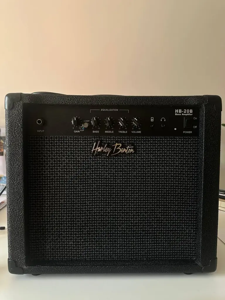 Продам басовый комбоусилитель Harley Benton HB-20B (20W)