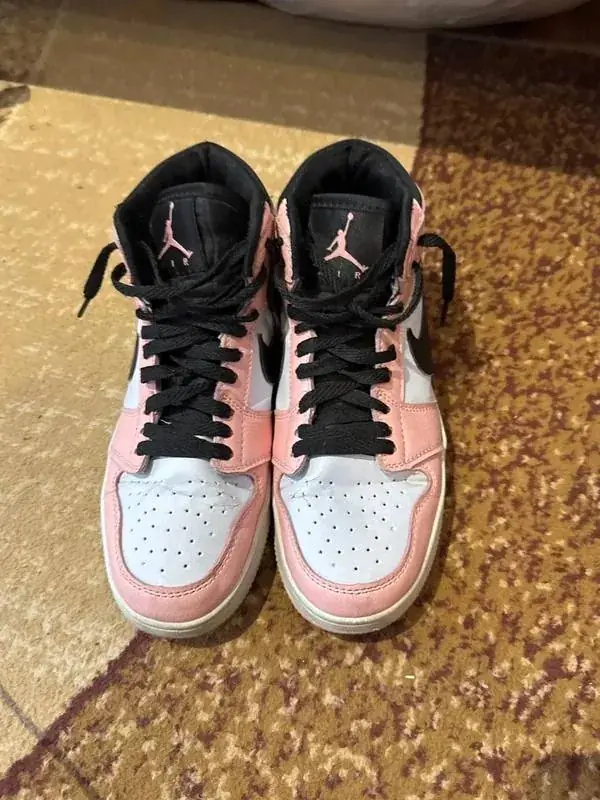 Продам оригинальные Nike Jordan размер 40,5 кроссовки в хорошем состоянии надеюсь кому-то понадобит…
