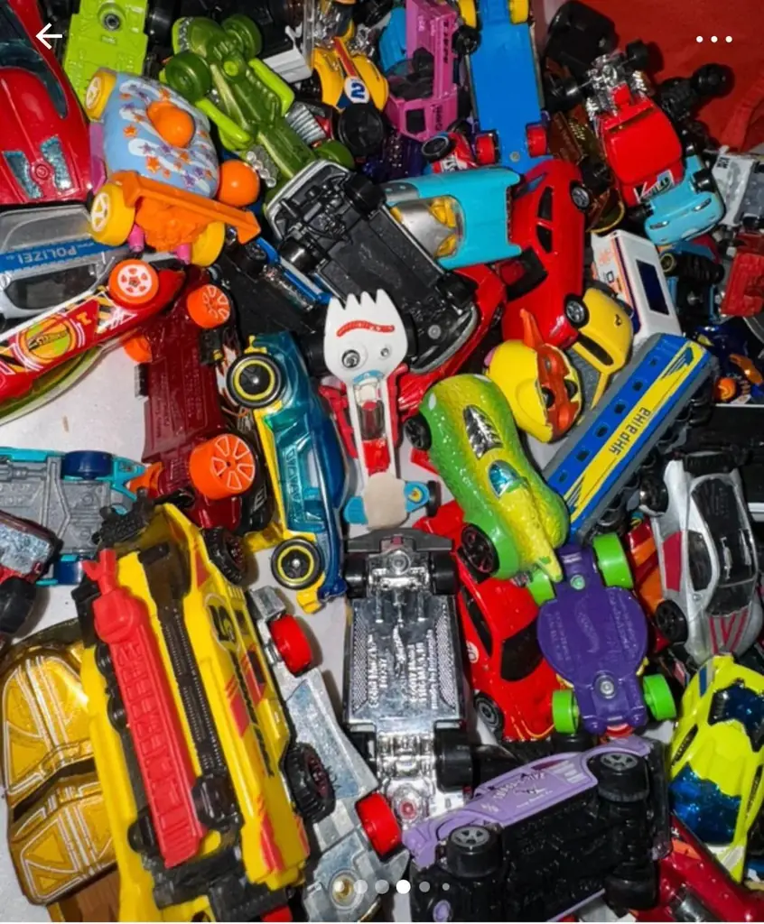 Продаю машинки Hot Wheels около 170 штук плюс. Машина очень много с ними никто не играл собирался д…