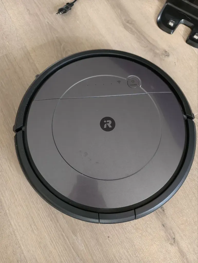 Робот-пылесос iRobot Roomba RVF-Y1 с моющей функцией.