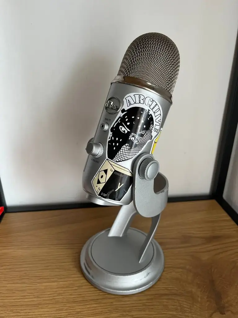 Продаю микрофон Blue Yeti серебристого цвета, приобретенный четыре года назад специально для совмес…