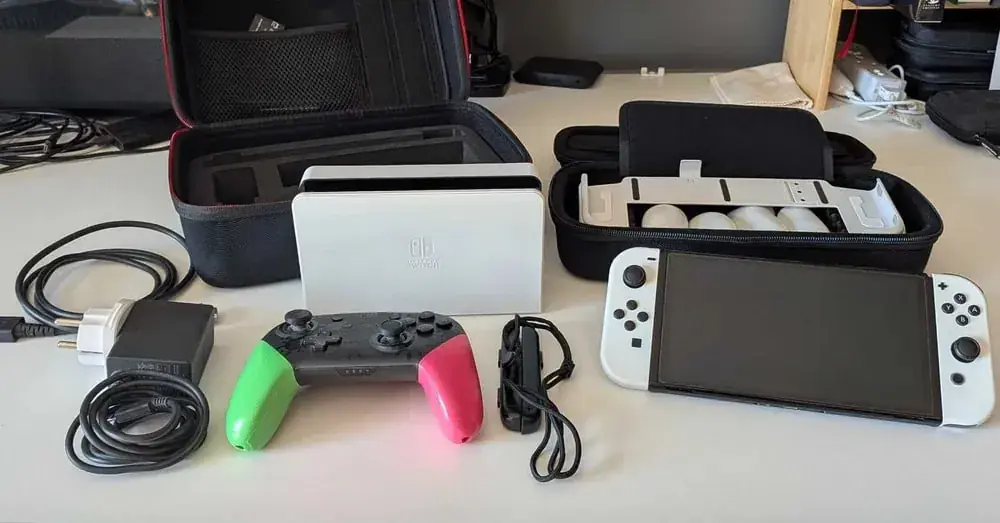 Nintendo Switch OLED + контроллер + сумка + Skull & Co. NeoGrip + чехол Skull & Co.