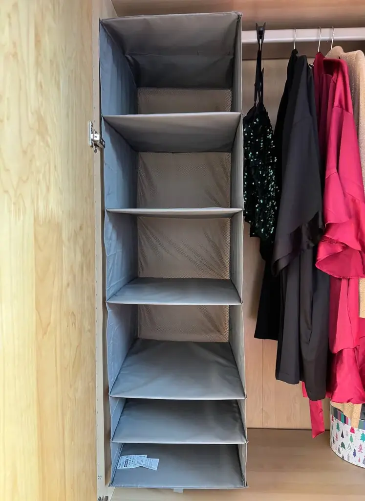 Продаю новую подвесную полку (органайзер) для шкафа или гардероба IKEA SKUBB в сером цвете.