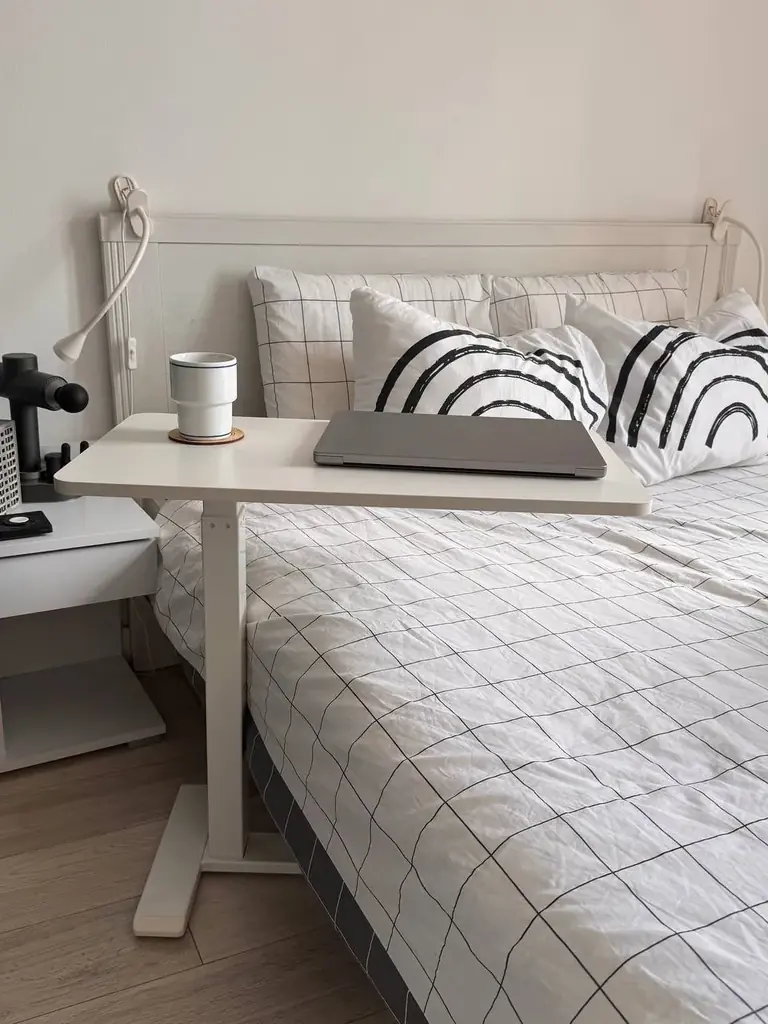 Продам регулирующийся по высоте столик IKEA