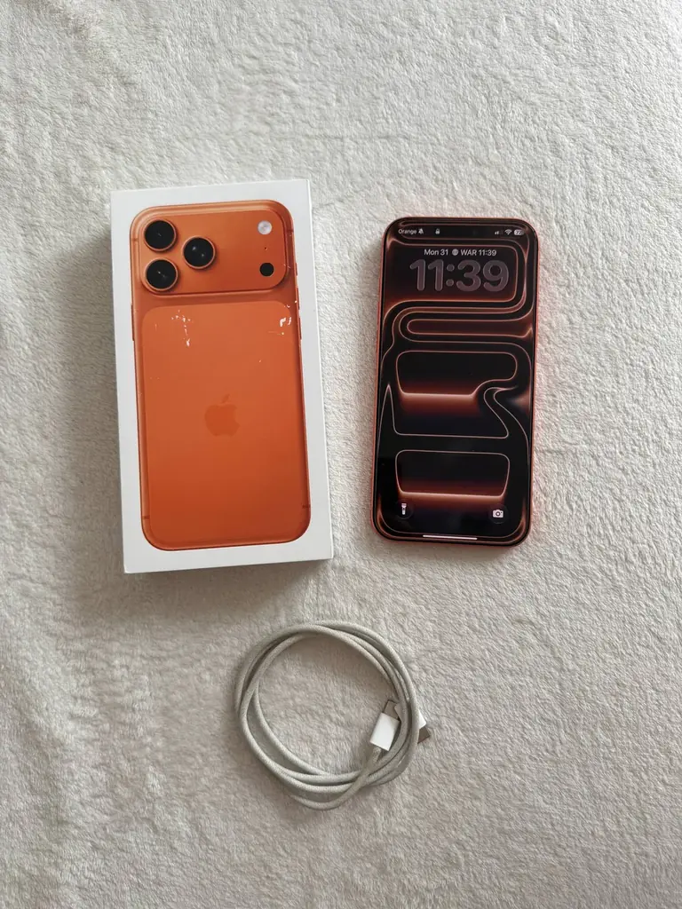 Продам iPhone 17 Pro Max на 256 ГБ в цвете Cosmic Orange.