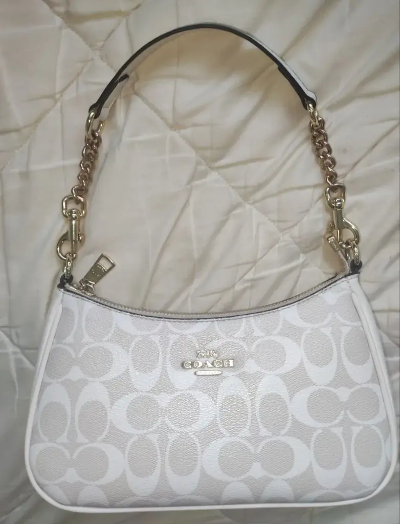 Продаю таку гарну сумочку coach teri в білому кольорі,в комплекті є довгий ремінець ціна 270 злотих…