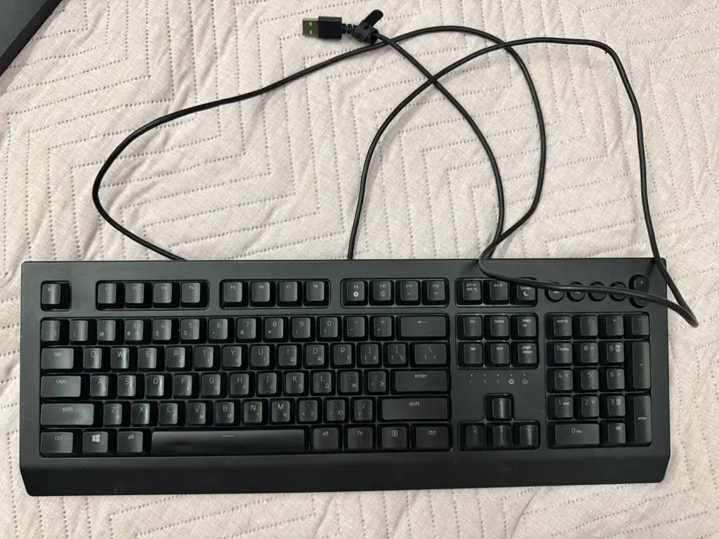 Продам ігрову клавіатуру Razer Cynosa V2
