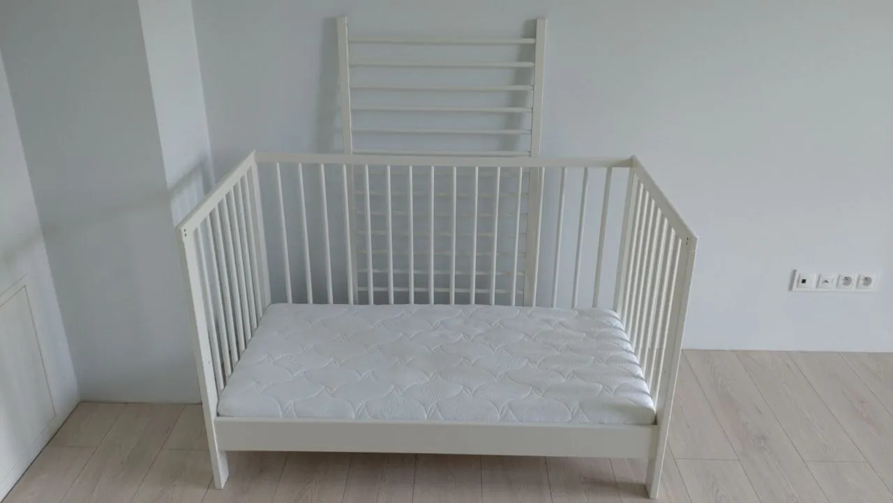 Продам детскую кроватку Gulliver (IKEA). Состояние б/у, несколько уровней, матрас бесплатно. Уже в …
