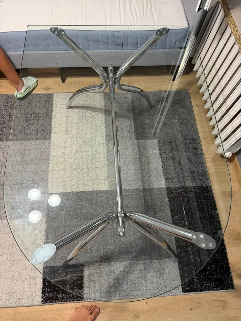 Продам стеклянный стол размером 130 x 90 см.