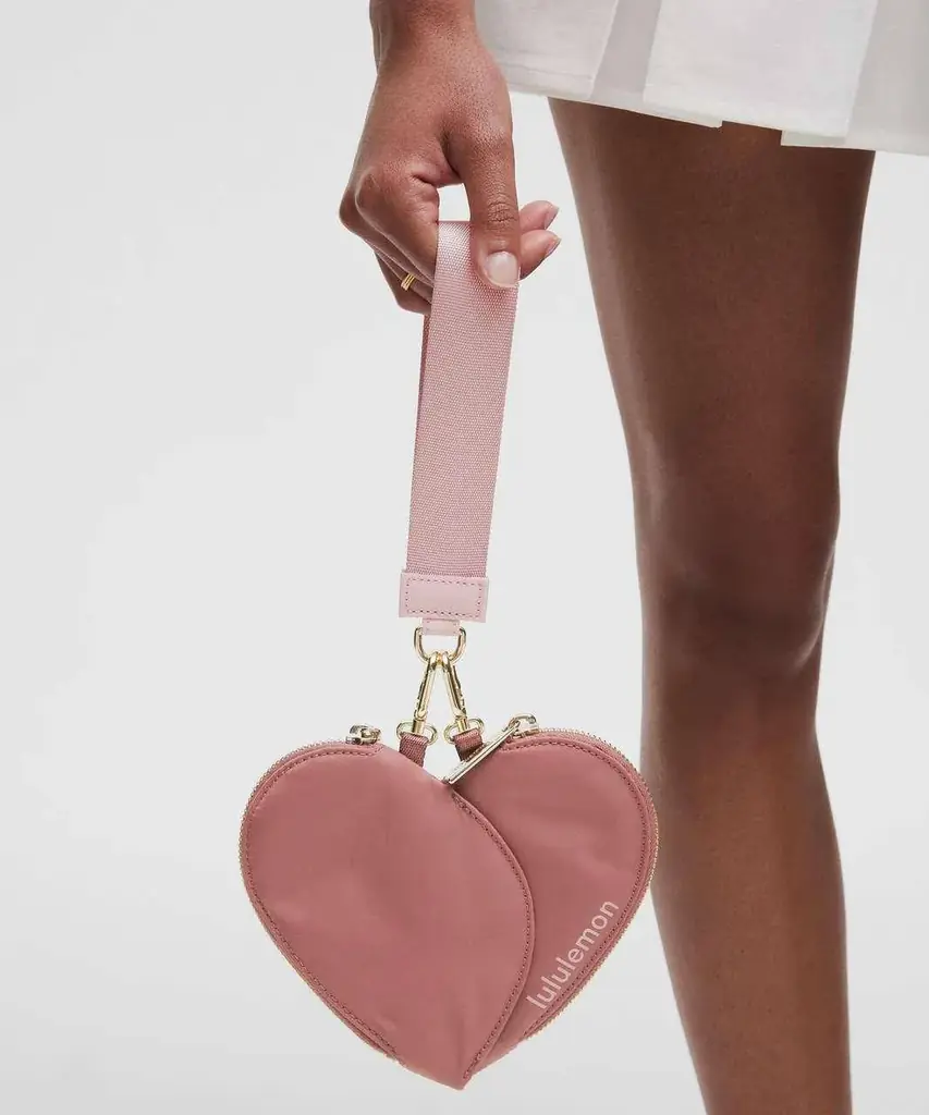 Продам сумочку Lululemon Pink Heart Pouch Bag