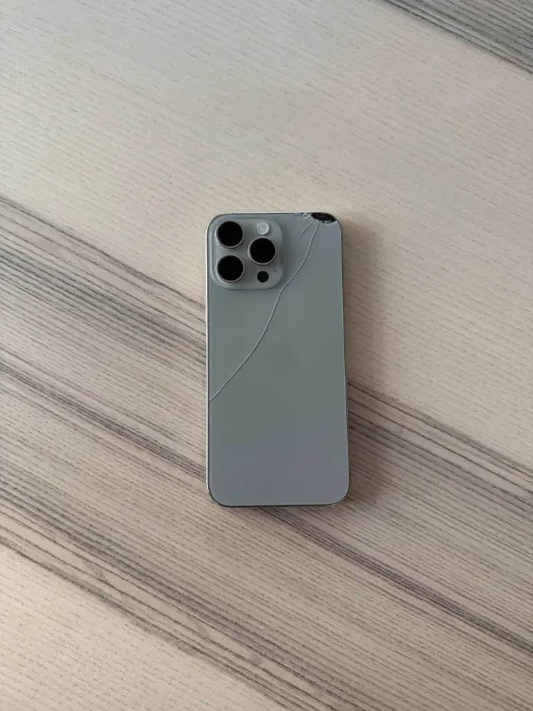 Apple iPhone 16 Pro Max 256 ГБ Natural Titanium — разбито заднее стекло