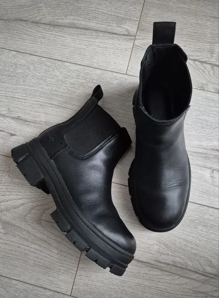 Продам в ідеальному стані шкіряні черевики фірми UGG, розмір 36, вартість 240 zł, можна приміряти в…