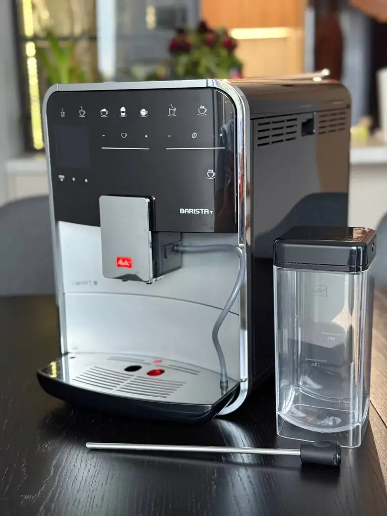 Продам автоматическую кофемашину Melitta Caffeo Barista T в отличном состоянии.