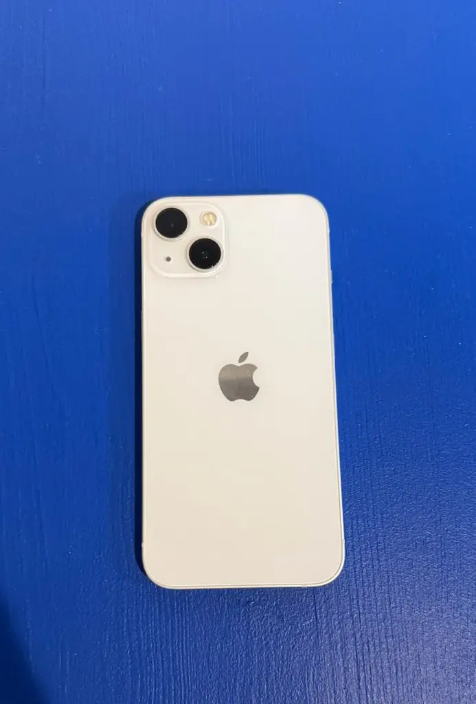 Продаю iPhone 13 128 ГБ в идеальном состоянии.