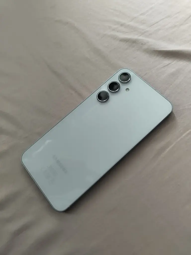 Продаю Samsung Galaxy A55 на 128 ГБ в голубом цвете.