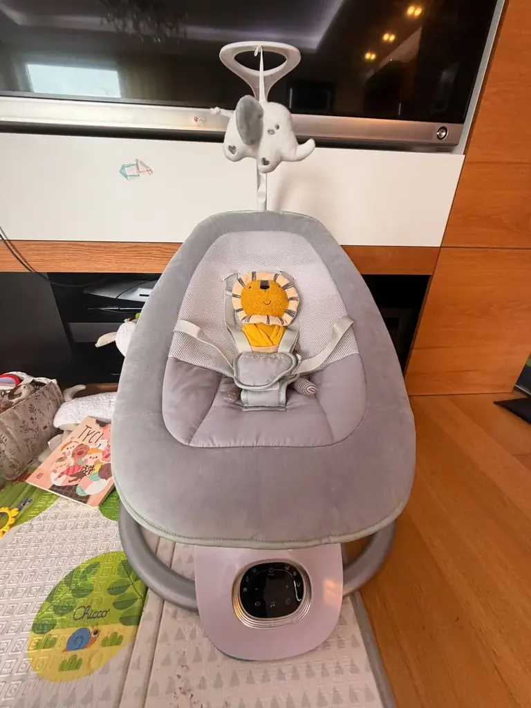 Продам качелю momcozy после 1 малыша,первый покупатель. Подходит  от рождения до 6 месяцев (9кг)