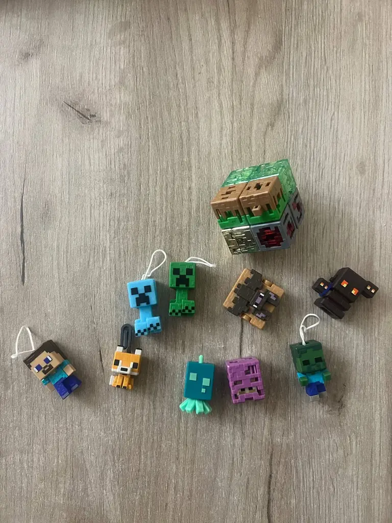 Kinder Joy Minecraft. Меняю фигурку на алмазный блок