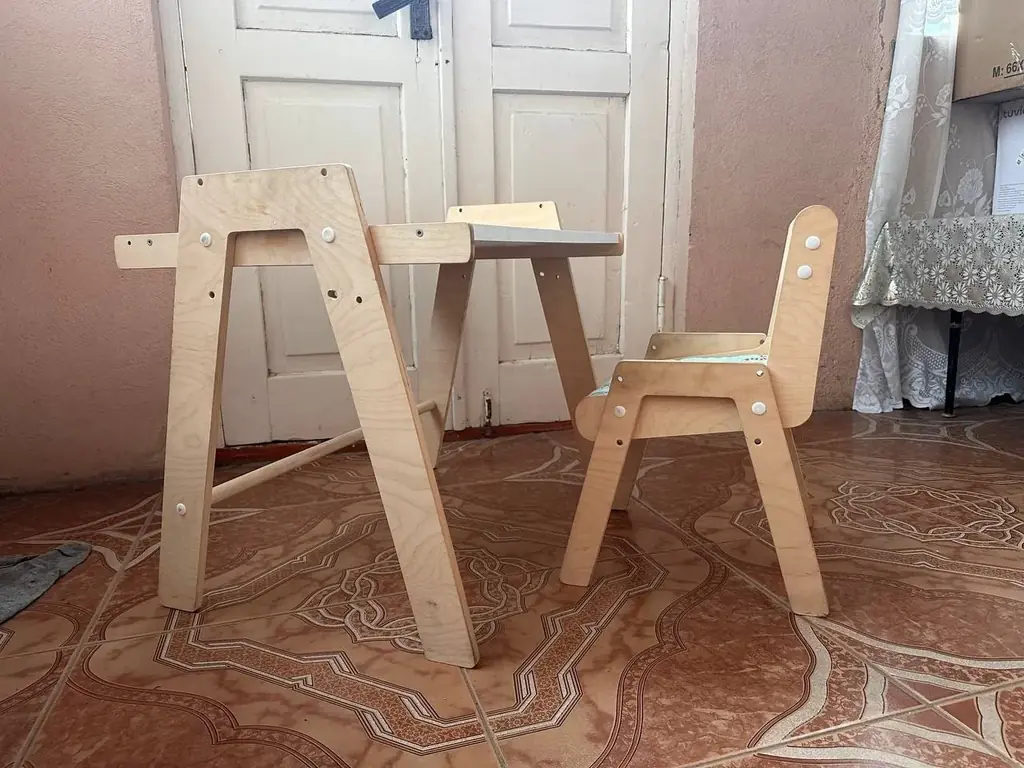 Продается детский комплект стол + стул