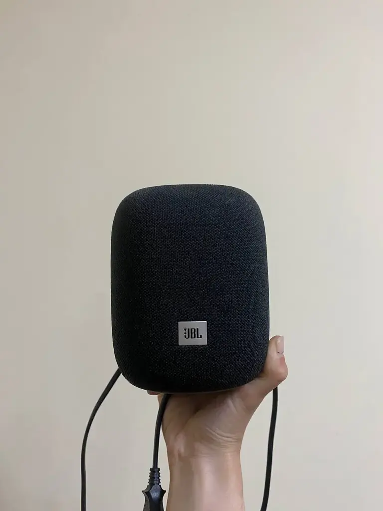Продаю умную колонку JBL Link Music Yandex