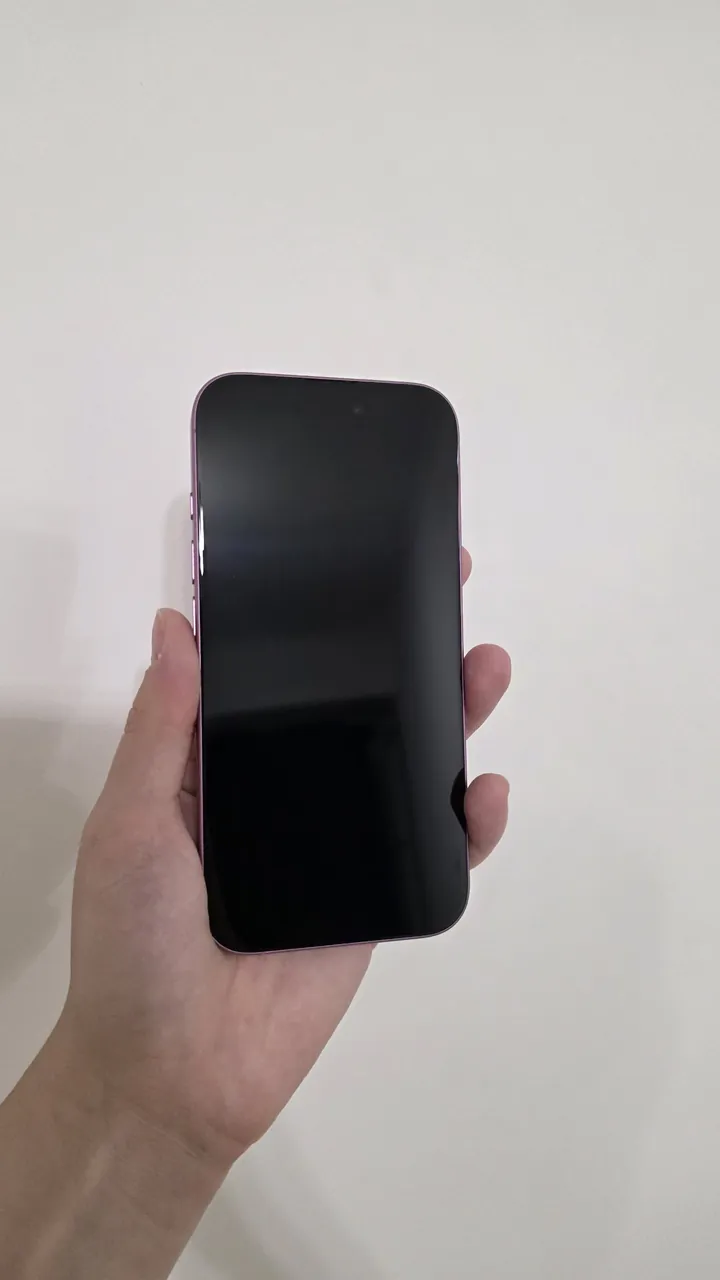 Продаю IPhone 16 128 gb, в хорошем состоянии, есть пару мелких царапин на экране. Аккумулятор 88%.