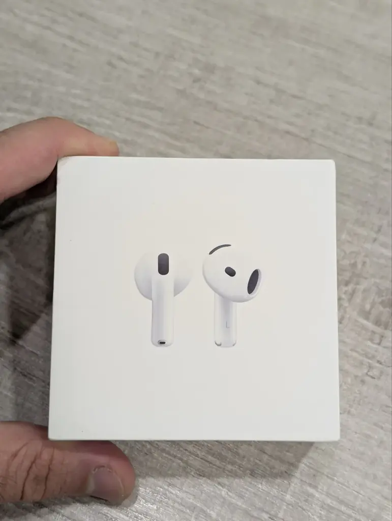 Продаю абсолютно новые airpods 4 БЕЗ активного шумоподавления (без ANC)