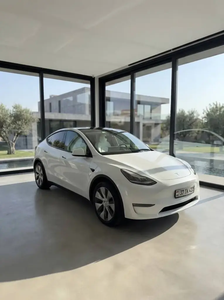 Продается Tesla в хорошем состоянии, полностью исправна — сел и поехал.