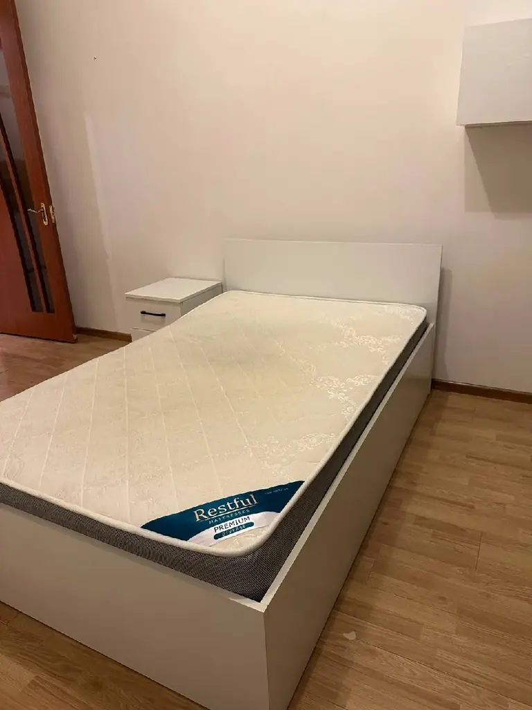 Продаётся белая односпальная кровать в минималистичном стиле.