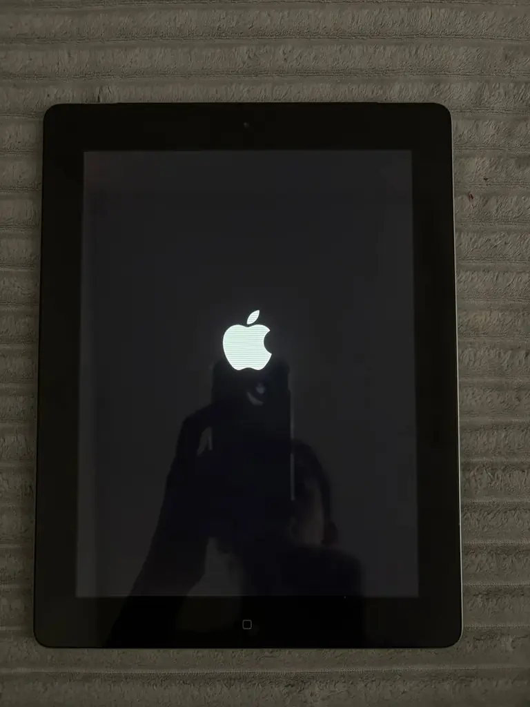 продам iPad на запчасти, зарядку принимает, при включении застревает на яблоке. 8.000 драм.