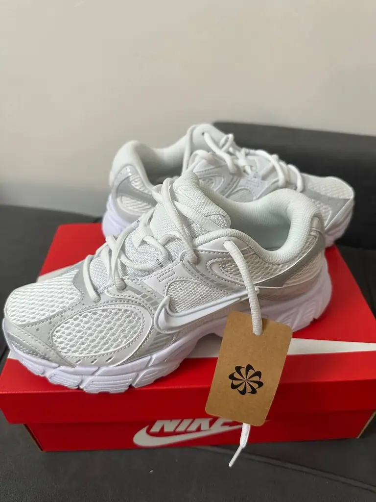 Продаются новые кроссовки Nike V5 RNR. Заказывала из Nike США, размер не подошел. Размер 6.5