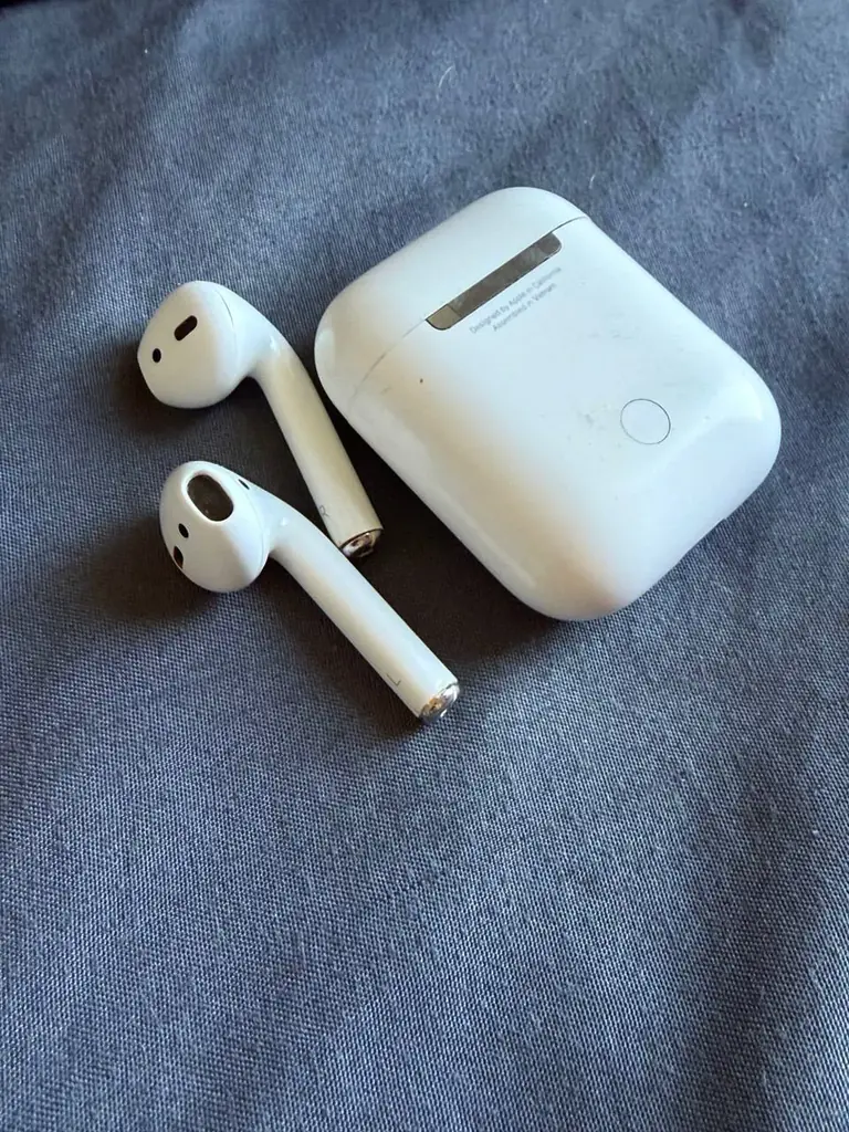 Airpods 2 original, левое ухо не работает. Продам комплект, либо докуплю левый наушник.
