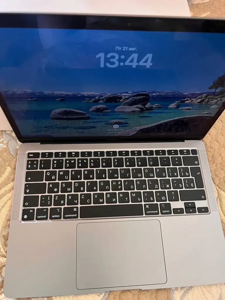 Продаю MacBook Air 2020 года, Intel, 8 ГБ RAM.