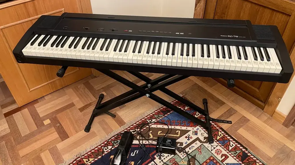 Roland EP-9E — редкое цифровое пианино итальянской сборки