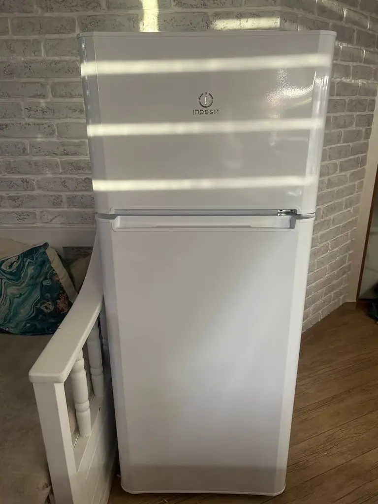 Продаю холодильник Indesit TIA 14.