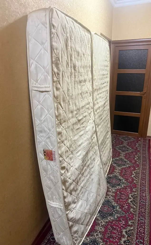 Продаю зеркала, матрасы и стол