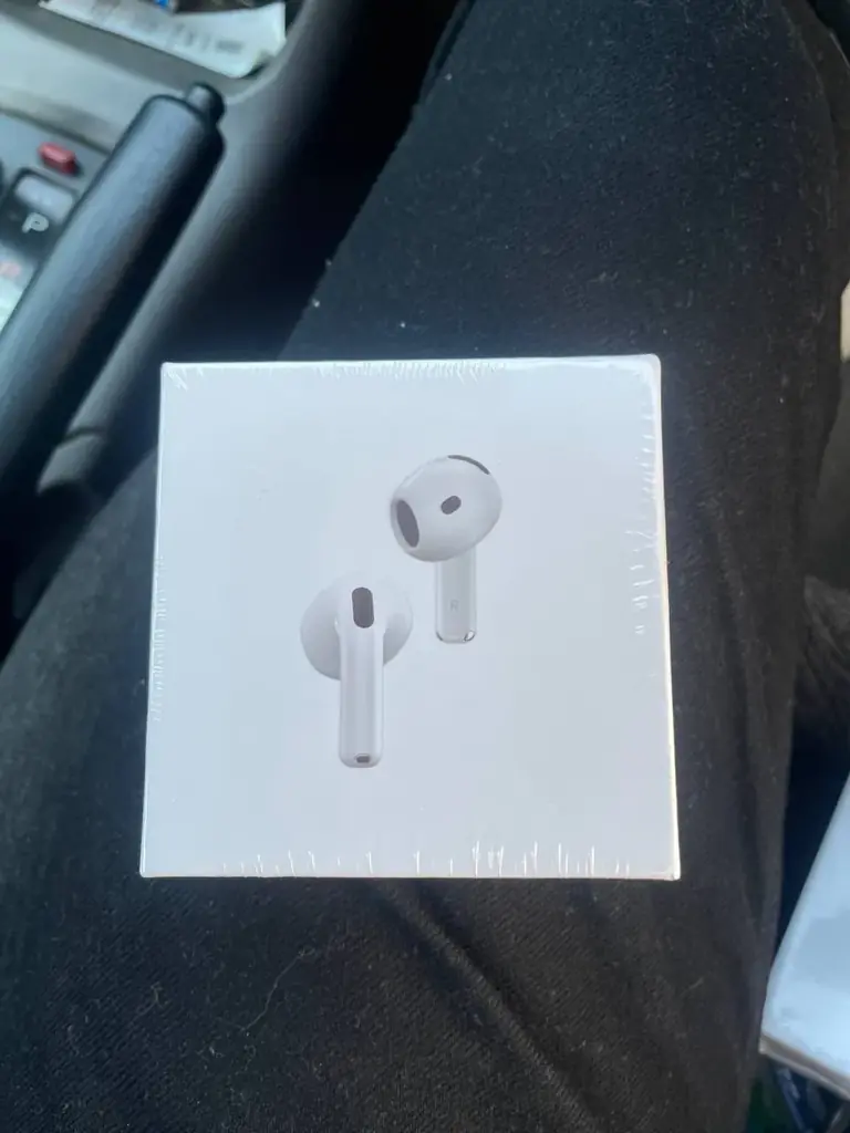 Продам оригинальные наушники AirPods 4 с шумоподавлением, новые цена: 75.000 драм, личная встреча, …