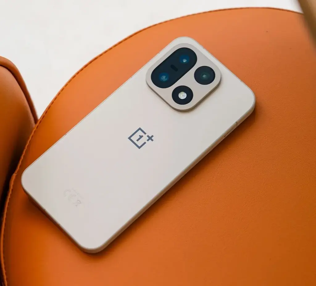 Продаю новый OnePlus 15 12/512 GB, цвет песчаная буря (Sandstorm).
