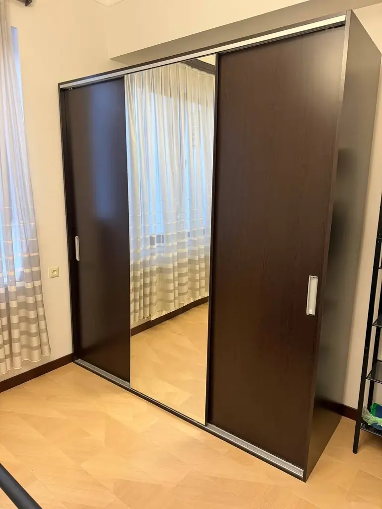 Продается шкаф и 2 тумбочки