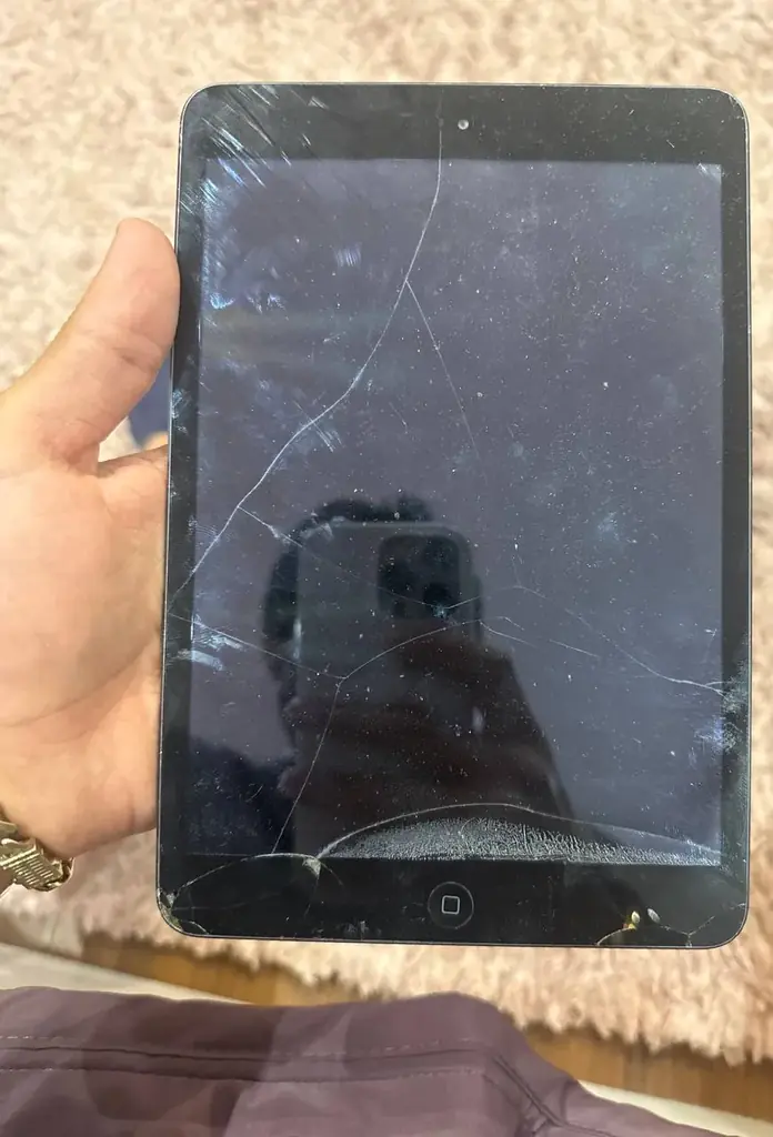 Продается ipad mini 1 экран треснут но включается и работает