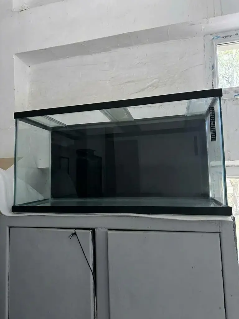 Продам вместительный и надежный аквариум в хорошем состоянии.