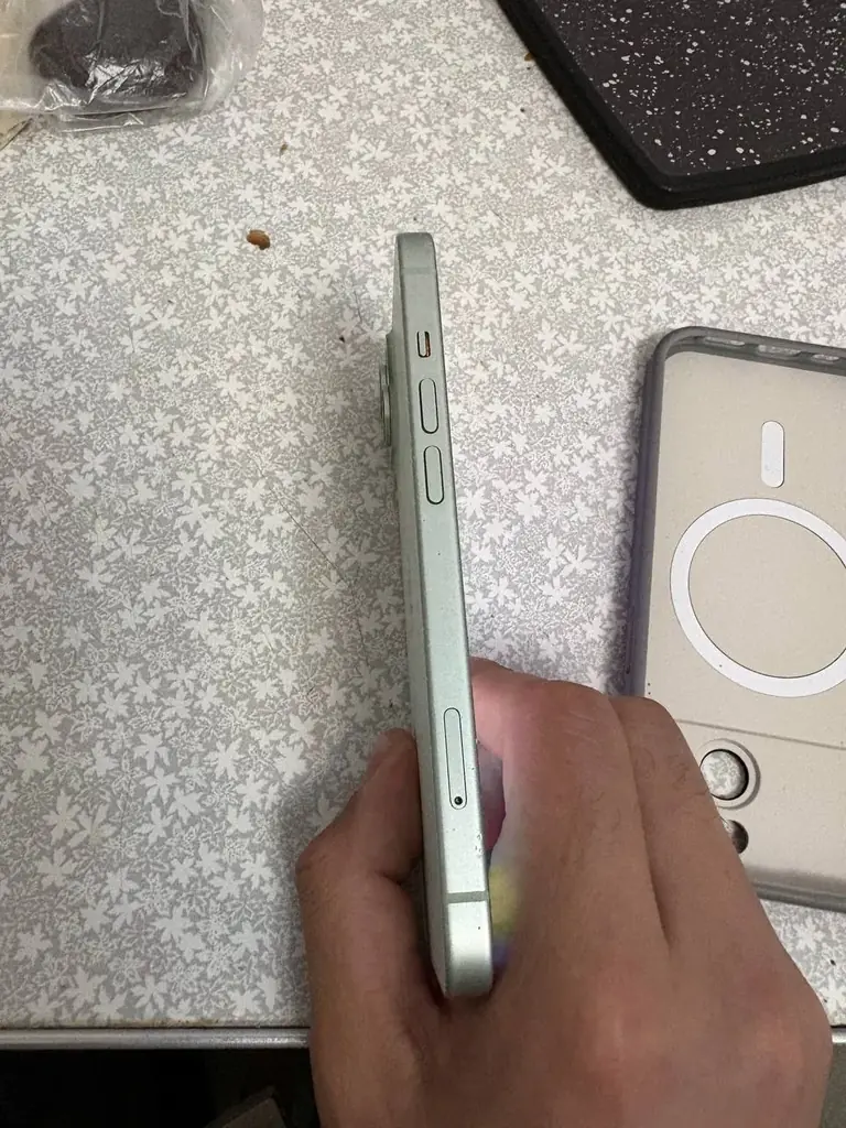 Продаю iPhone 15 128gb цвет зеленый