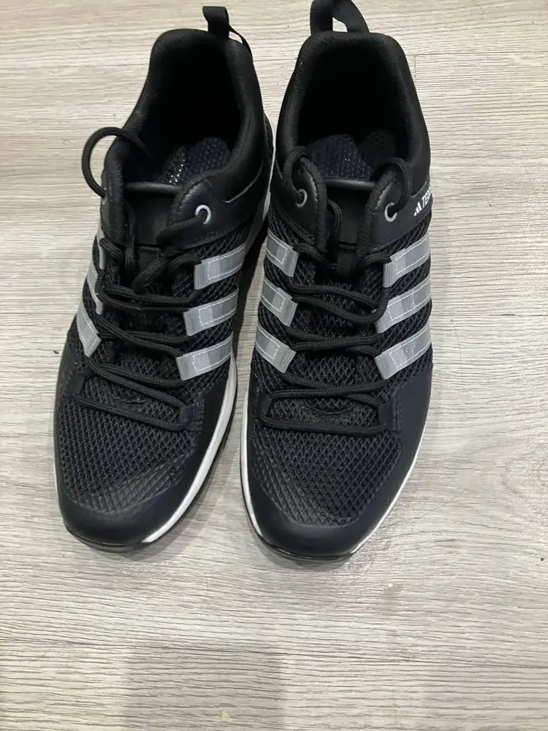 Продам летние дышащие кроссовки Adidas Terex. Носил только 2 дня. Состояние новых. Размеры на фото.…
