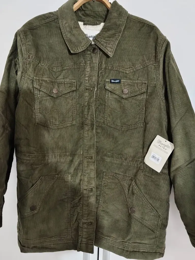 Продается утепленная вельветовая куртка Wrangler цвета хаки, оригинал, заказано из США. Не подошел …