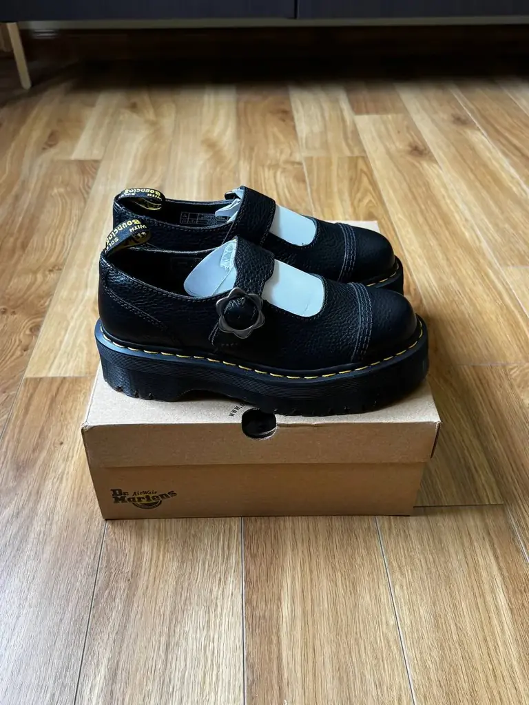 Продаю обувь мери джейн на платформе DR MARTENS ADDINA FLOWER BUCKLE LEATHER PLATFORM SHOES IN BLACK