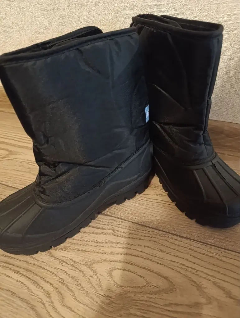 Продаются сапоги новые размер 33 -34 Цена 12000.от фирмы Tom's зимние.