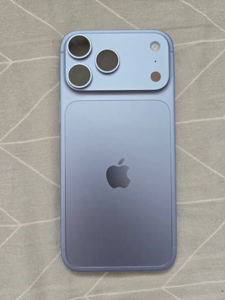 iPhone 18 Pro Max (256 Gb, E-sim). Состояние нового. Куплен и активирован в октябре. Со стеклом и ч…