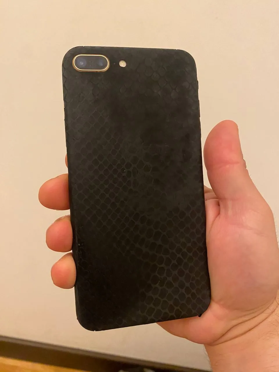 Продам Apple IPhone 8 Plus 64 gb Rose Gold 25000 драм в черной бронепленке и на экране темная пленк…