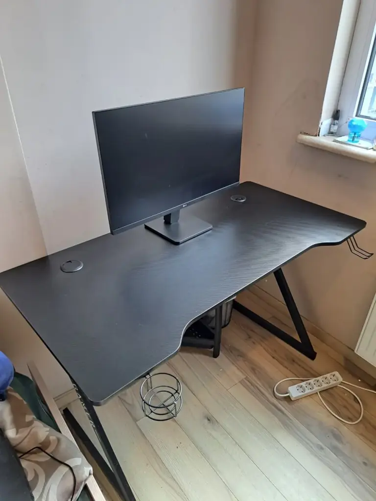 Gaming стол HALSTED 60x120 – 250 GEL / Цена нового 500 GEL