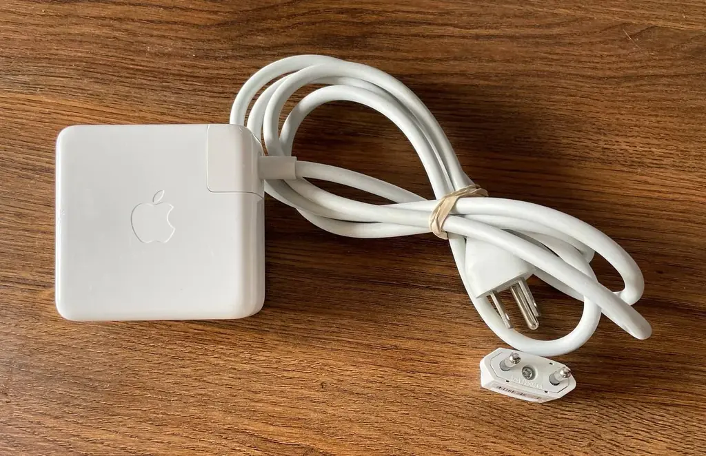 🔌 Оригинальный удлинитель Apple длиной 2 метра. Подключается к штатному разъёму блока питания вмес…