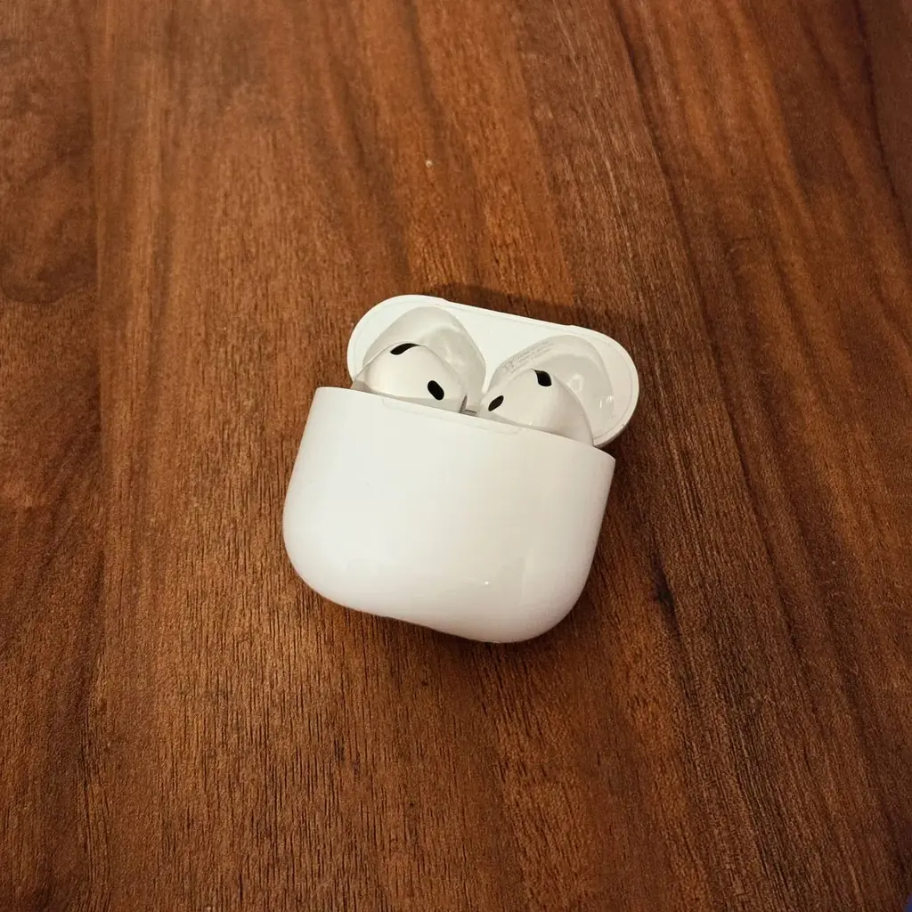 🎧продам беспроводные наушники Apple AirPods 4 в белом цвете.