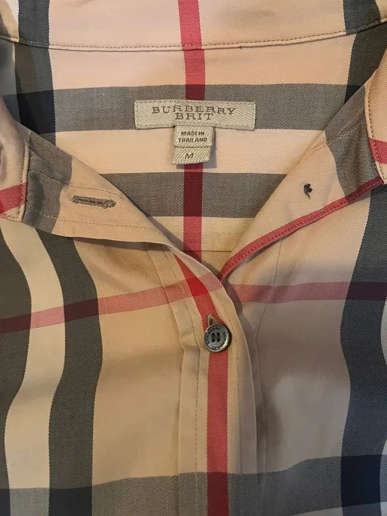 Куртка женская  BURBERRY ( оригинал) размер S цена 230 лари